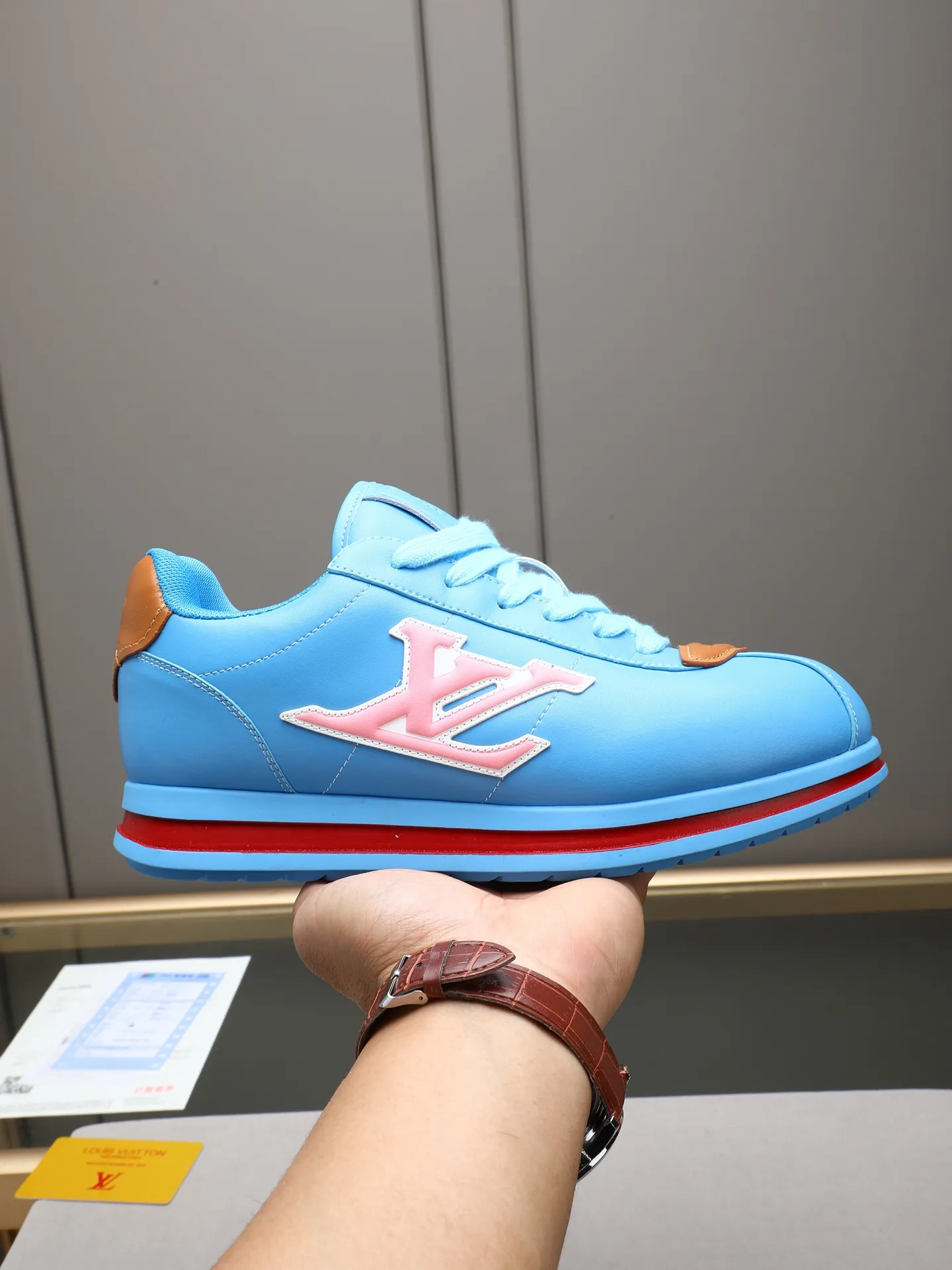 PP560 LV Louis Vuitton L Jialu Brand Runner Tatic Series Thick-soled Casual Sports Shoes Running Shoes Original purchase, development and production This LV Runner Tatic sports shoe combines technical materials such as mesh fabric and ribbons to interpret the inspiration of traditional mountaineering shoes. LV letters are written on one side, the lariat buckle of the quick lacing system is embellished with Monogram flowers and Louis Vuitton logos, and the light and wear-resistant rubber outsole completes the whole. ▪️Fabric: Original imported cowhide + mesh ▪️Inner lining: Original customized breathable mesh ▪️Sole: Original open-molded anti-slip rubber combination material ▪️Size: Men's 38-44 (customized for 45 and 46)